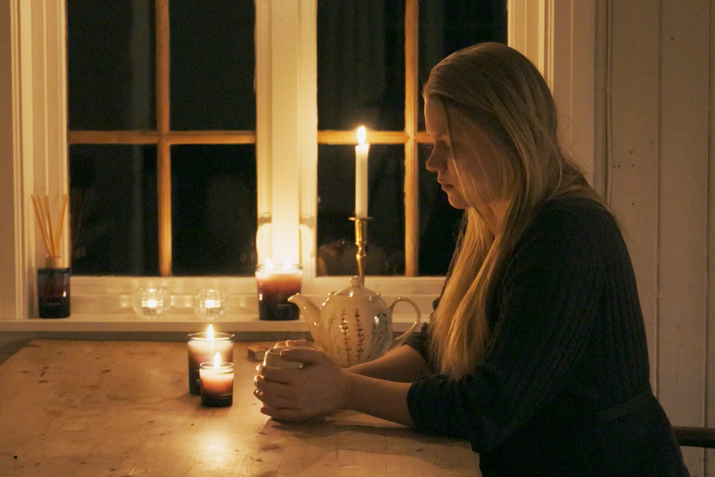 Leena henningsen lighting her skandinavisk candles